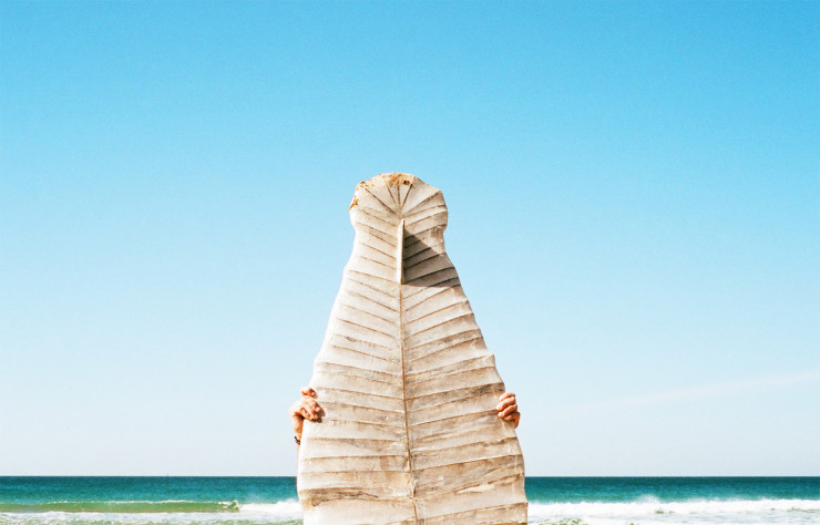 L’artiste Edgar Flaw a grandi à Brest et crée aujourd’hui des objets flottants dans une réinterprétation poétique de la planche de surf.