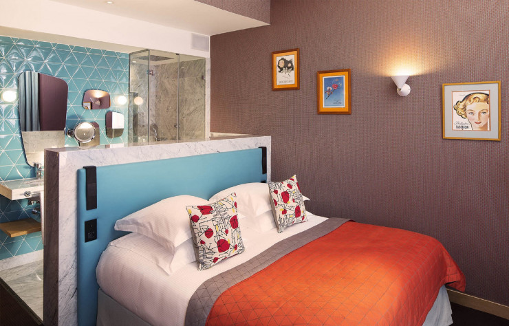 Association bleu et orange osée pour cette autre chambre.