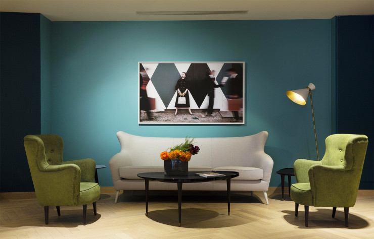 Le lobby accueillant de l’hôtel dans ses tons bleus et verts.