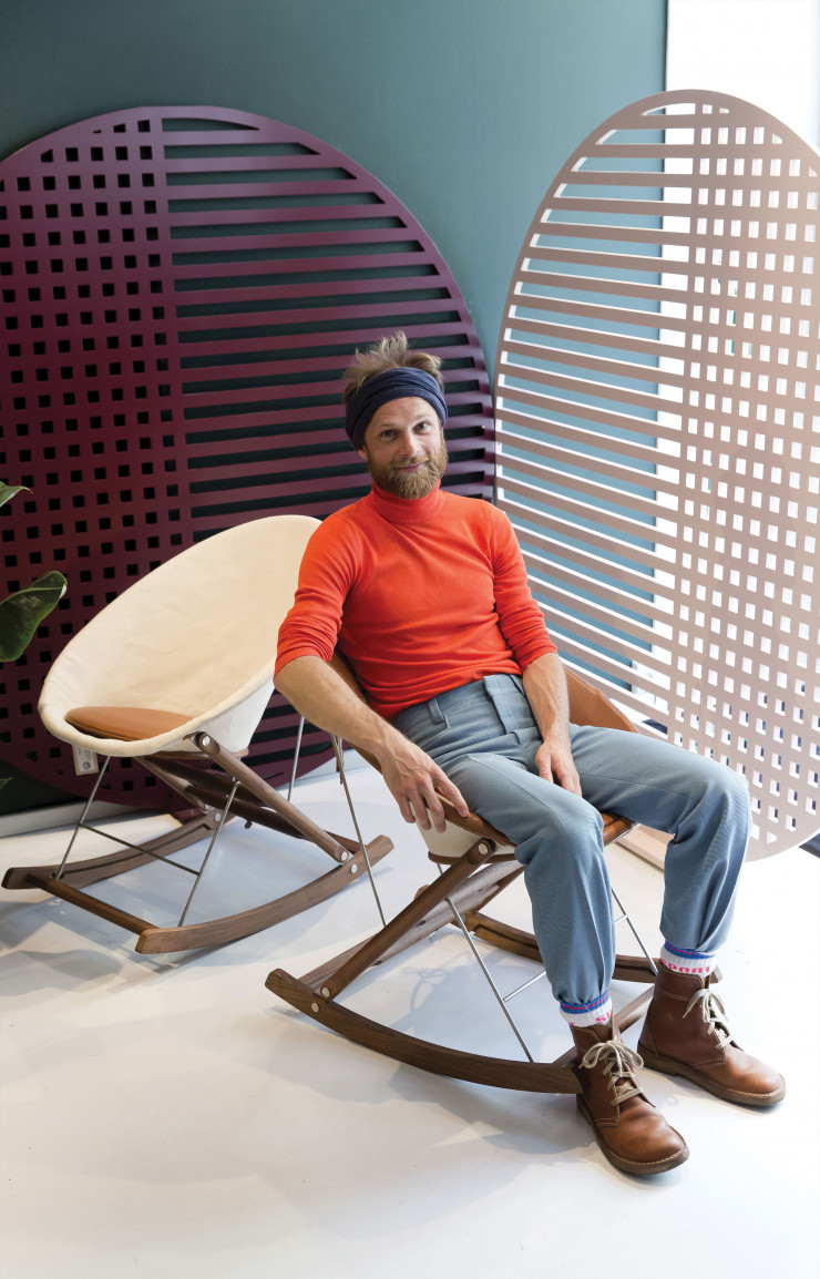 Le designer Anker Bak et sa Rocking Nest (Carl Hansen & Son)
