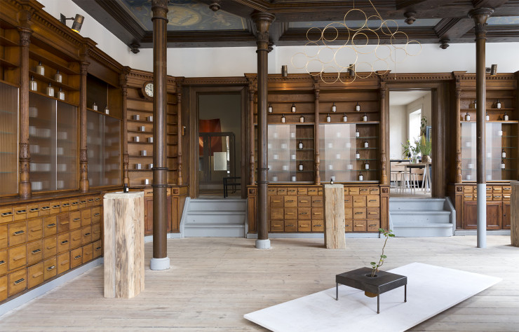 L’ancienne pharmacie de Copenhague devenue showroom de Frama.