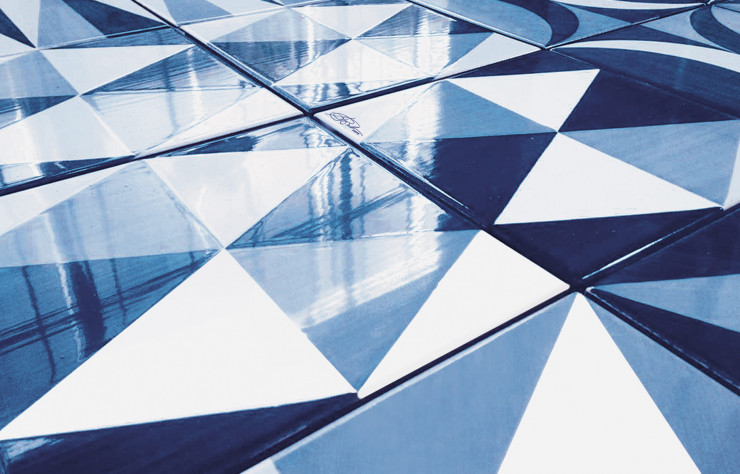 La collection « Blu Ponti », éditée par la maison Ceramica Francesco De Maio et distribuée par Carrément Victoire, à Paris.