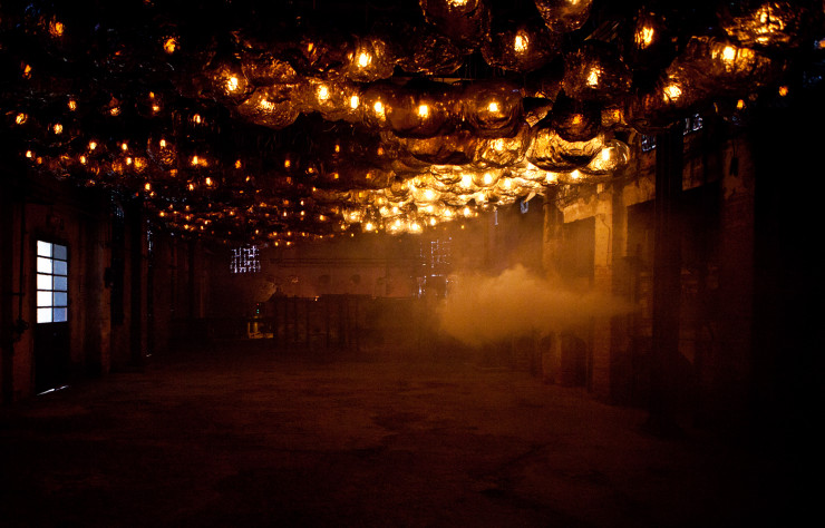 Un véritable tableau vivant entre jets de flammes et 1 200 ampoules à filament qui défilent sur un rail au plafond. Dans cette grotte en verre où se cristallisent, dans un souffle, le temps et la matière, un habillage sonore renforce l’étrange et inquiétante ambiance.