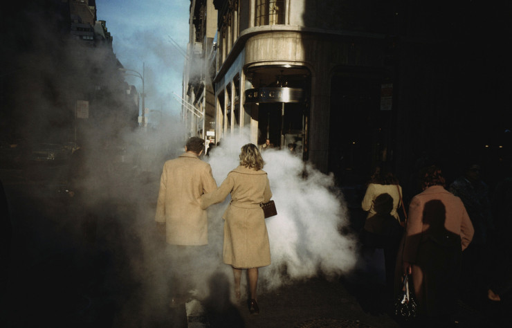 Couple au manteau camel sur Street Steam, New York, 1975, Joel Meyerowitz.