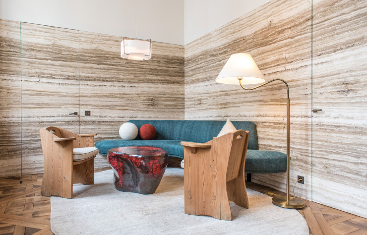 Dans ses locaux, Pierre Yovanovitch mêle meubles vintage et créations contemporaines. Ici, des fauteuils en pin d’Axel Einar Hjorth, une suspension M2 de Joseph-André Motte, et une lampe sur pied Camel de Josef Frank voisinent avec le canapé dessiné par Pierre Yovanovitch recouvert d’un lin tissé main (Sam Kasten).