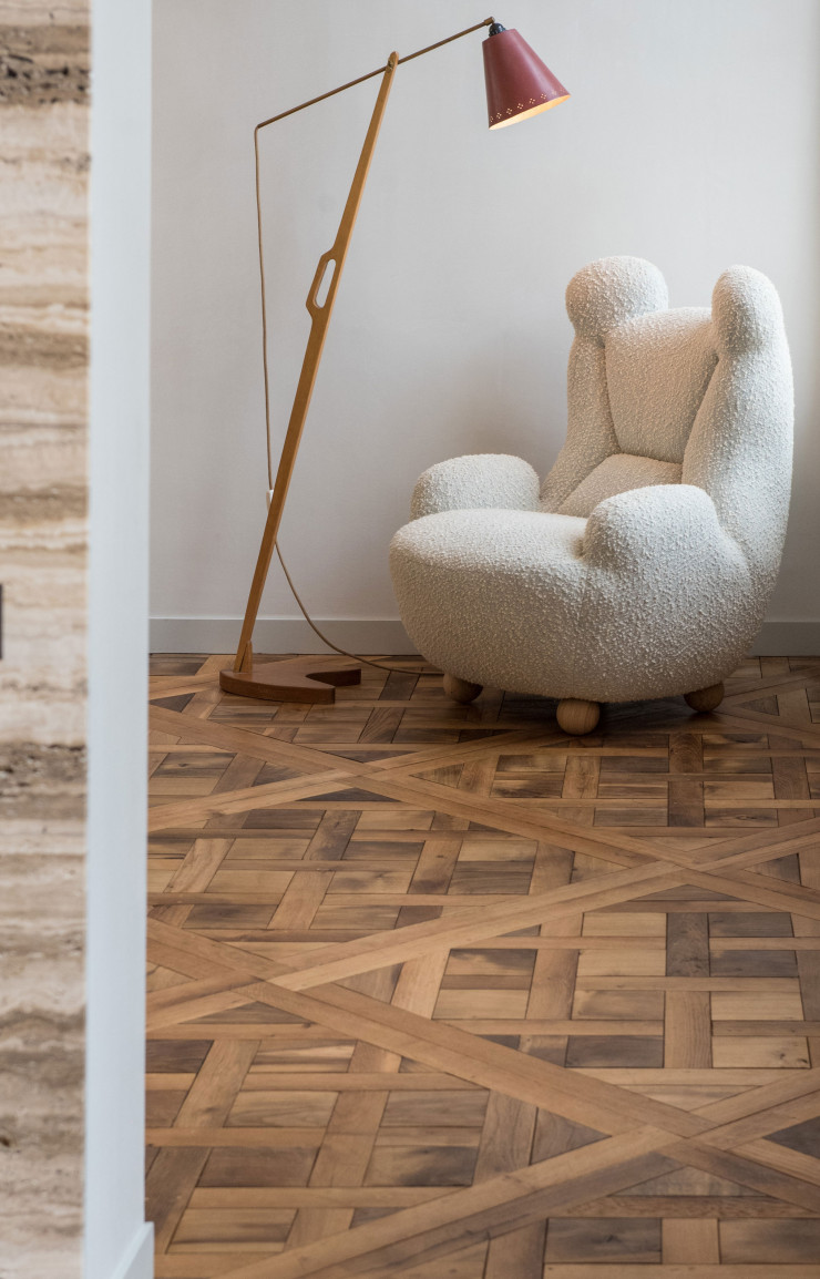 Sur le parquet Versailles en chêne massif trône dans un coin de la salle de réunion le fauteuil « Papa Ours » de Pierre Yovanovitch éclairé par un lampadaire de Hans Bergström (1940).