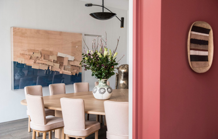La cuisine rouge brique, petite ruche dont le mobilier est signé Pierre Yovanovitch.