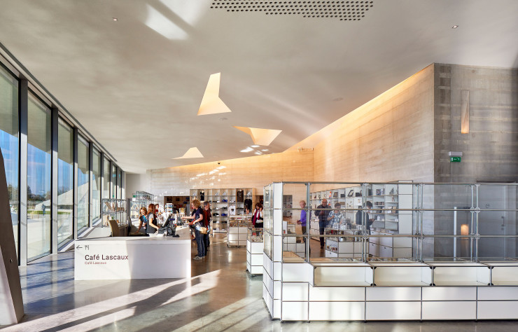 La boutique du Centre international de l’art pariétal de Lascaux (24). Dans ce vaste ensemble dessiné par Snøhetta, les meubles d’USM ont trouvé naturellement leur place. Cloisons, bibliothèques, meubles bas, étagères, tables… La structure de l’« USM Haller » démontre sa flexibilité et son élégance.