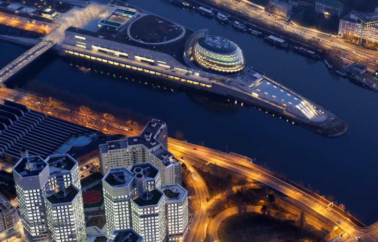 Le quartier du pont de Sèvres et la Seine, le site de la future gare du Pont de Sèvres du Grand Paris Express GPE ligne 15, l’île Seguin avec la Seine Musicale et les immeubles de bureaux Citylights rénovés par Dominique Perrault en 2015.