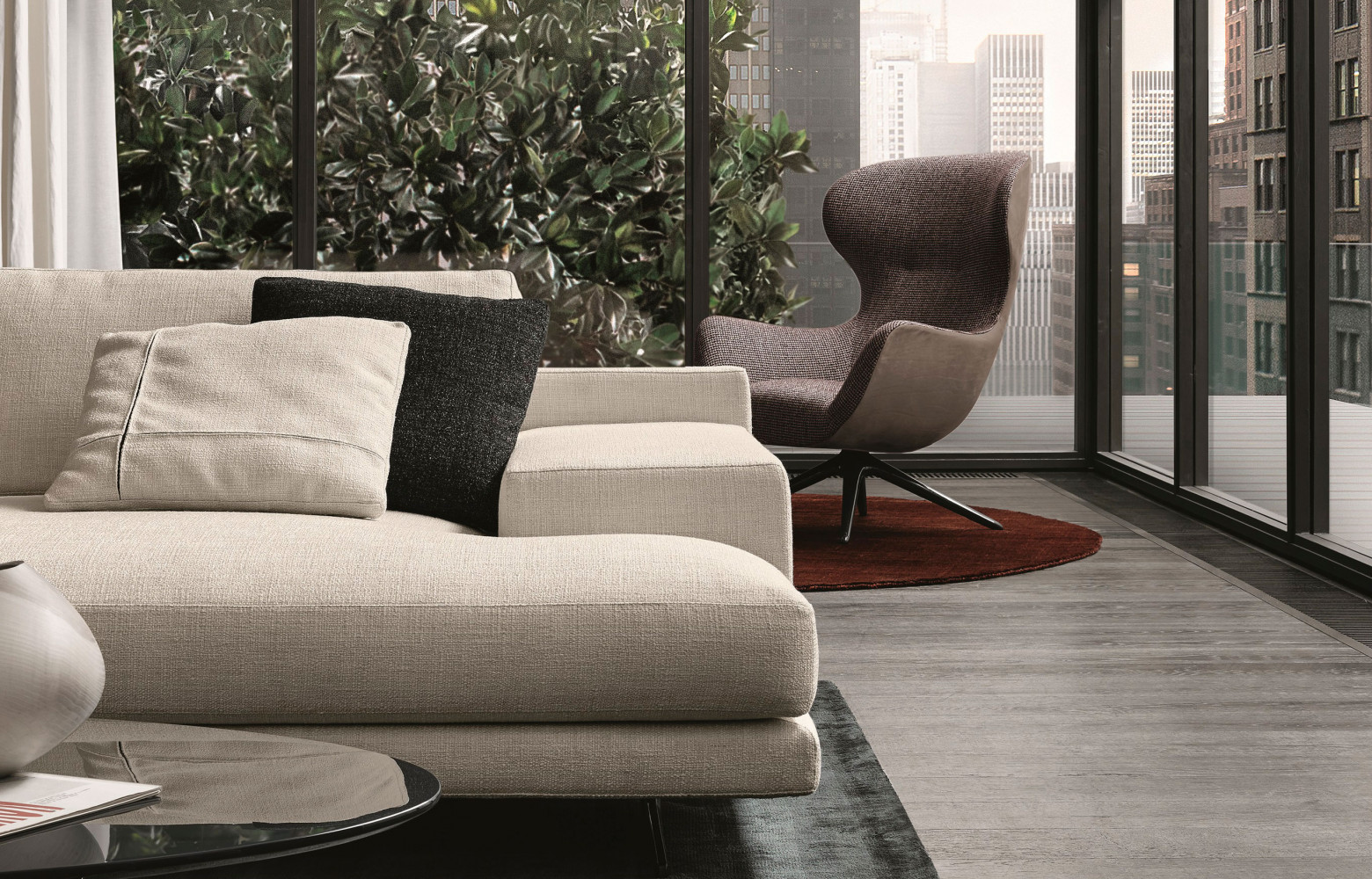 Côté fenêtre, le fauteuil « Mad » Joker de Marcel Wanders.