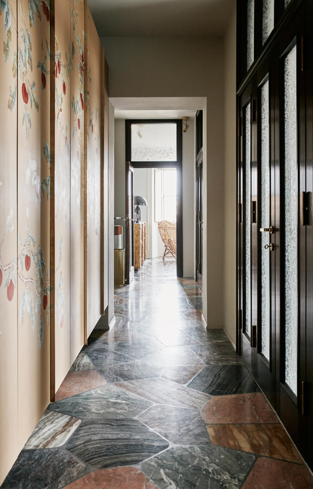 Dans le couloir principal, le carrelage en marbre est une création. Les portes d’armoires sont revêtues d’un...