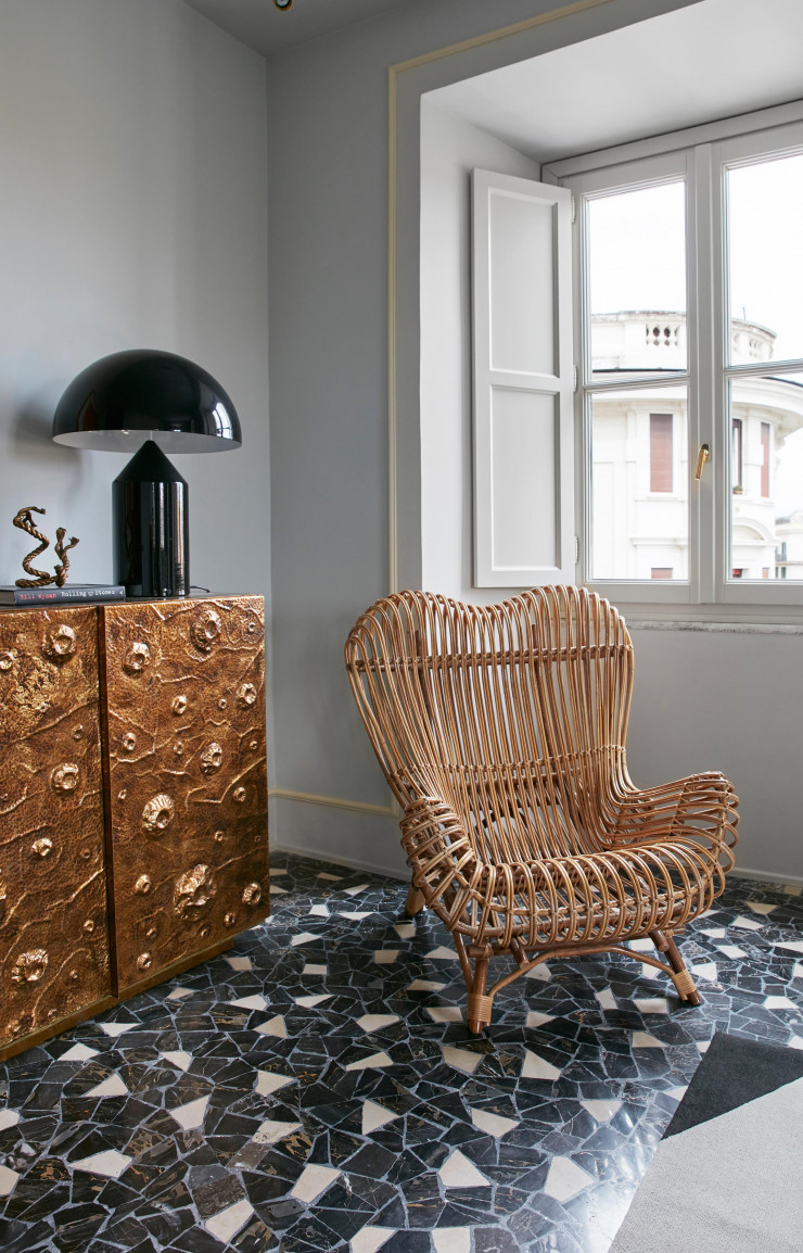 Au pied de l’iconique lampe « Atollo » de Vico Magistretti (Oluce), le fauteuil « Gala » de Franco Albini (Bonacina).