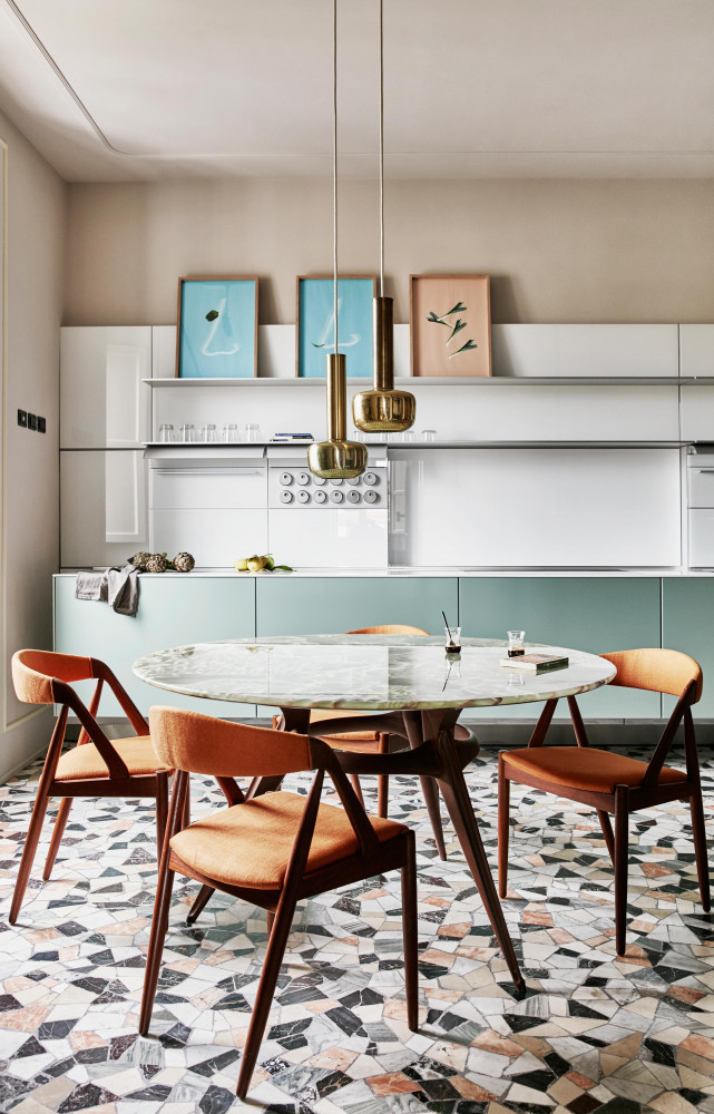 Le sol en terrazzo d’origine de la cuisine a inspiré les couleurs du décor. Orange pour les...