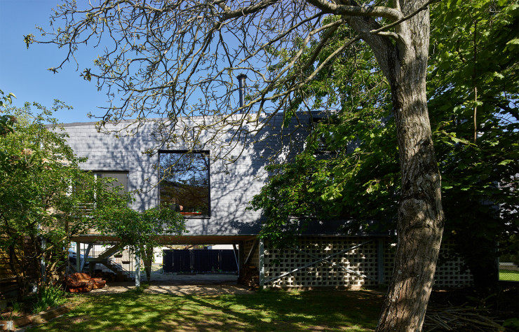 Un projet délicat sur un terrain contraignant dans le centre-ville de Rennes. La maison surélevée imaginée par MNM Architectes a remporté le Grand Prix du Jury. Son toit en ardoise rappelle le style des maisons bretonnes traditionnelles.