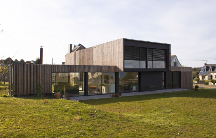 Lauréat du Prix de la Maison Environnementale, Matthieu Douane a réalisé à Paimpol (Côte d’Armor) une maison face à la mer en deux volumes. Ses atouts ? Une ventilation naturelle, une pompe à chaleur sur forage thermique et une isolation en fibre de bois et laine de chanvre.