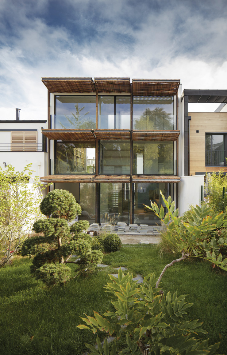 Le côté jardin de la maison à Meudon de Devaux & Devaux Architectes : les volets papillons permettent une ouverture totale de la façade.