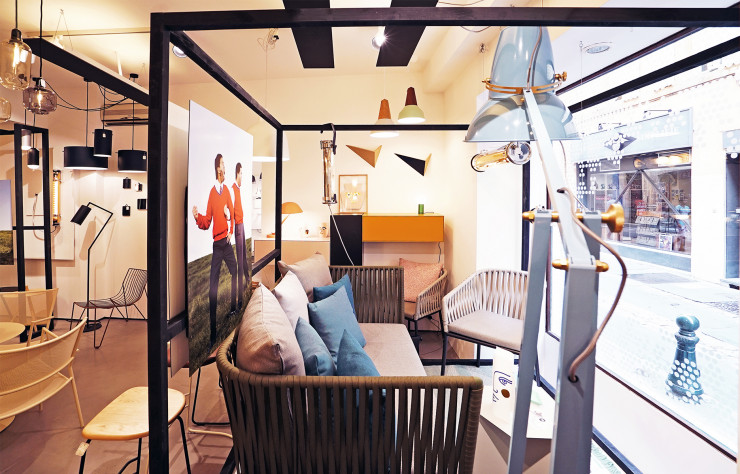 En vitrine : photographie de Charles Fréger et mix de mobilier scandinave outdoor.