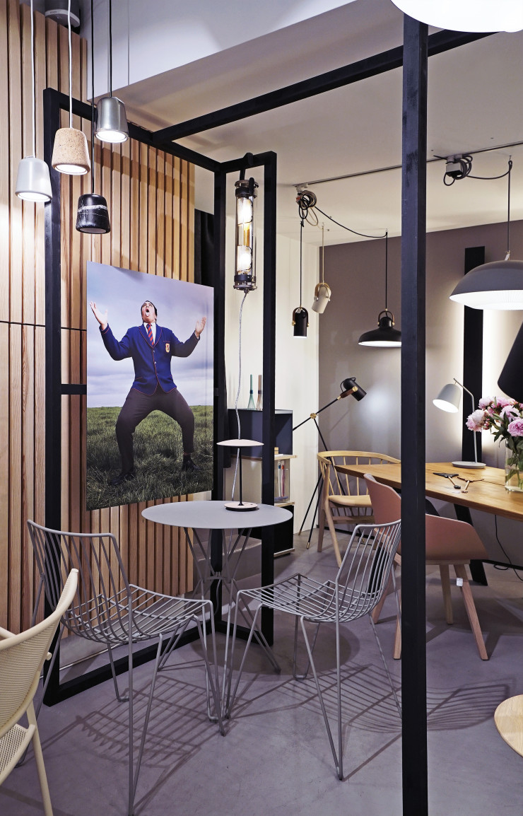 L’expressivité des portraits de Charles Fréger en interaction avec l’immobilité des pièces design, ici les chaises signées Chris David pour Massproductions.