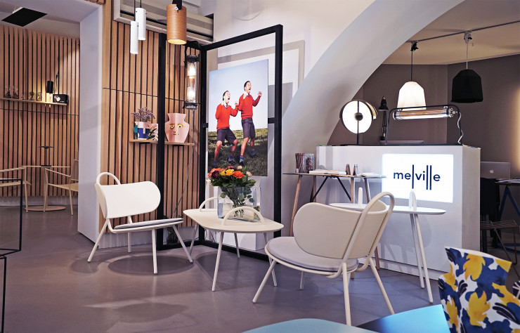 Les chaises de la collection Swim-outdoor et un double portrait de Charles Fréger.
