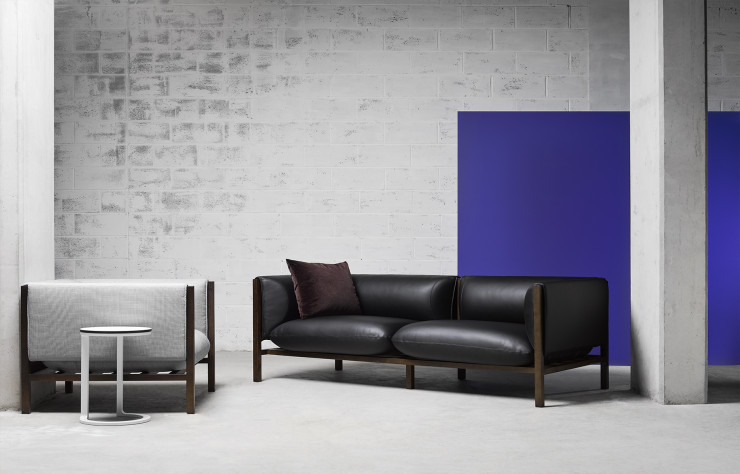 L’ensemble Loom d’Adam Goodrum (fauteuil et canapé) offre un contraste réussi entre les coussins rebondis et les lignes droites de la structure en bois;