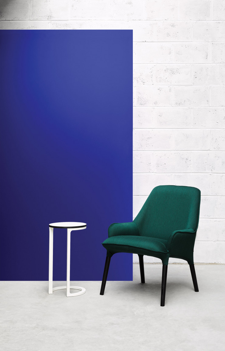 Le fauteuil Plum et la petite table Nest, deux créations d’Adam Goodrum sobres et efficaces.