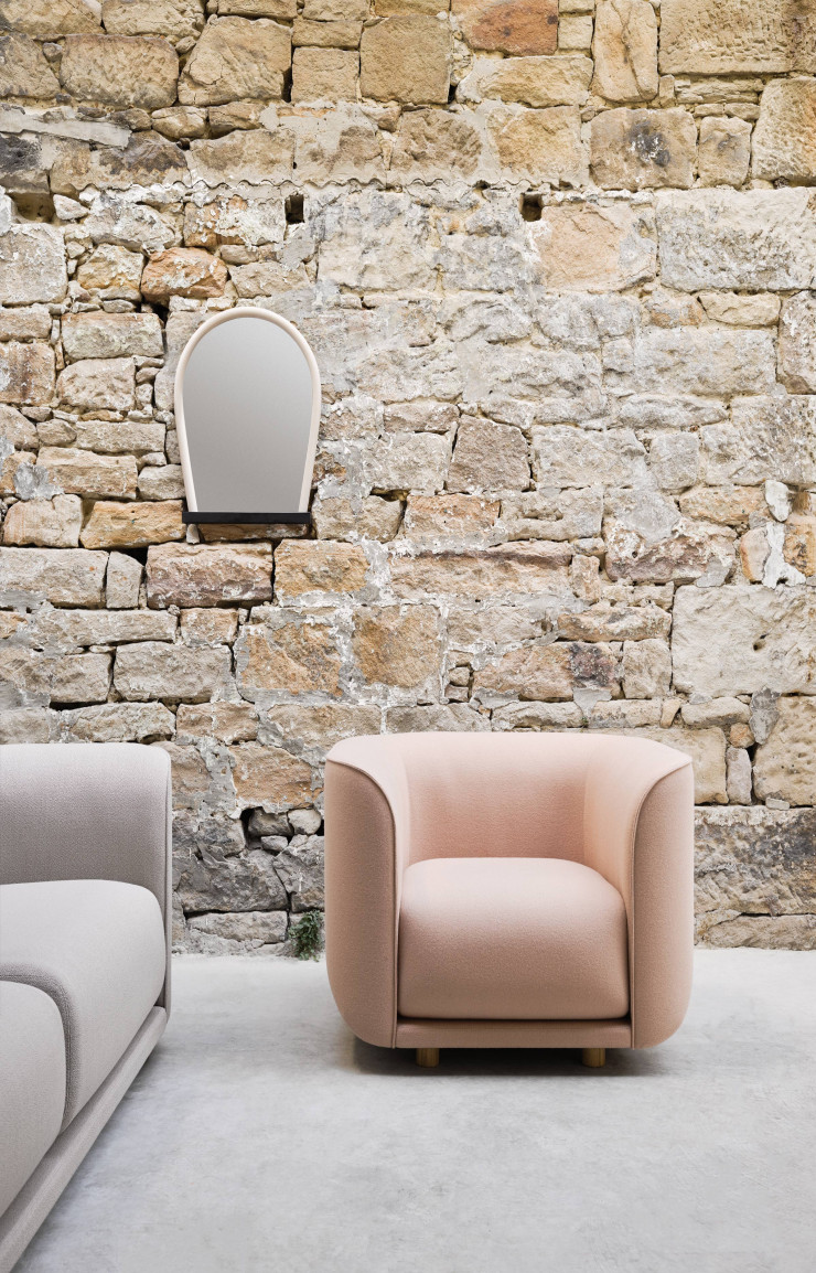 Le fauteuil Fat Tulip d’Adam Goodrum : sa forme florale évasée et la fameuse couleur pink millenial produisent un effet cosy ultra désirable.