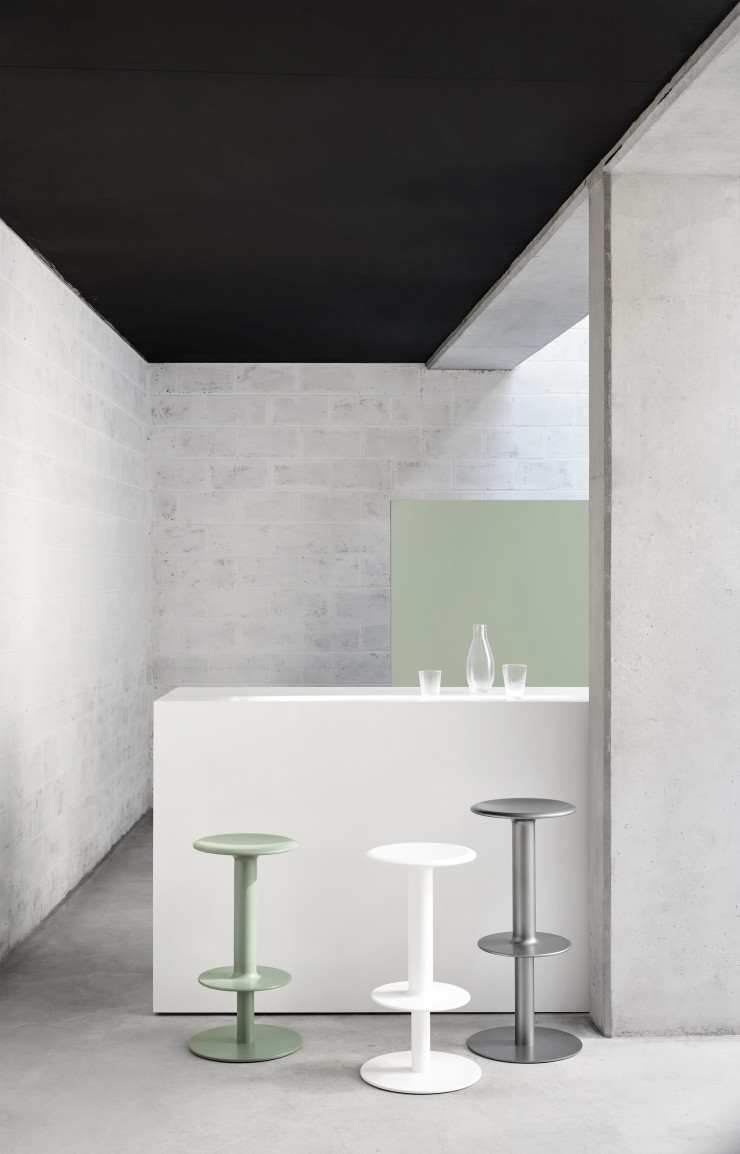 Les tabourets Rev d’Adam Cornish, disponibles en trois couleurs et qui scandent la forme circulaire pour une efficacité élégante.
