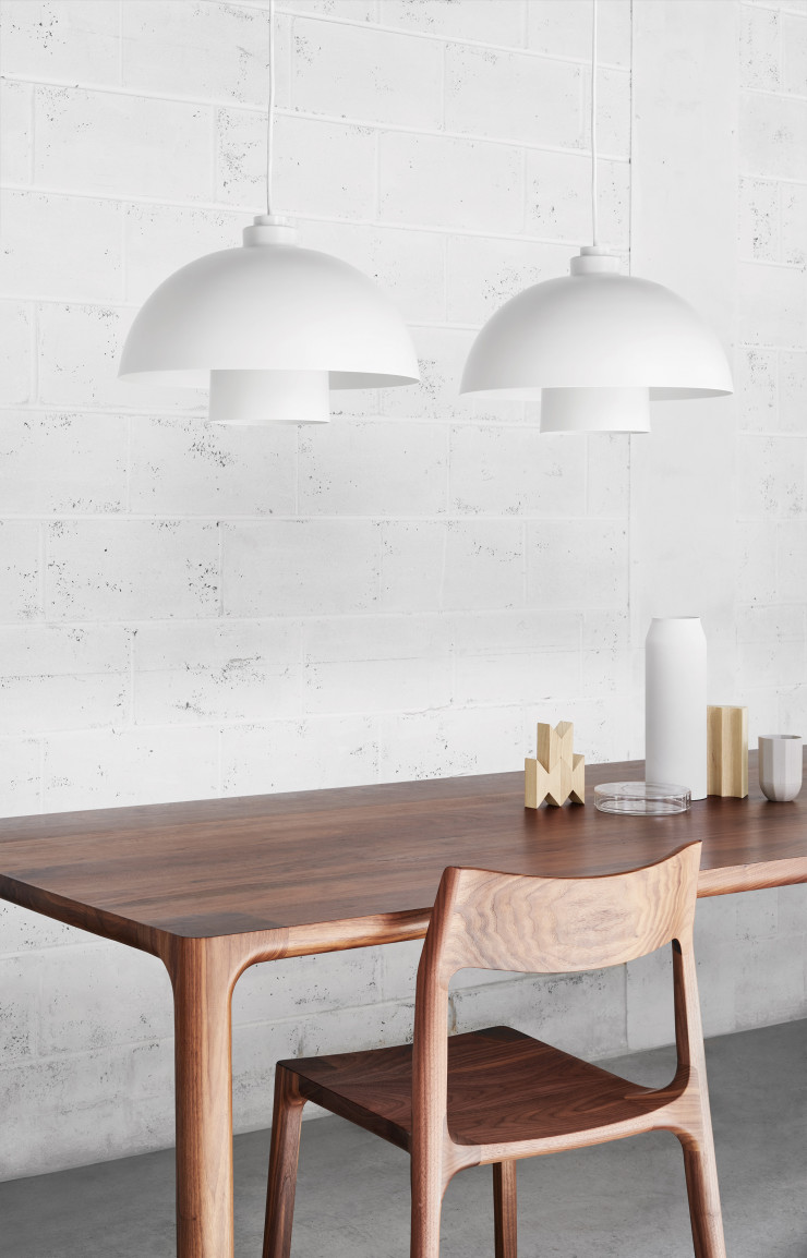 Adam Goodrum dit s’être inspiré de l’architecte turinois Carlo Scarpa pour créer la suspension Bell. Deux éléments circulaires imbriqués forment une cloche ultra épurée qui dissimule la source lumineuse.