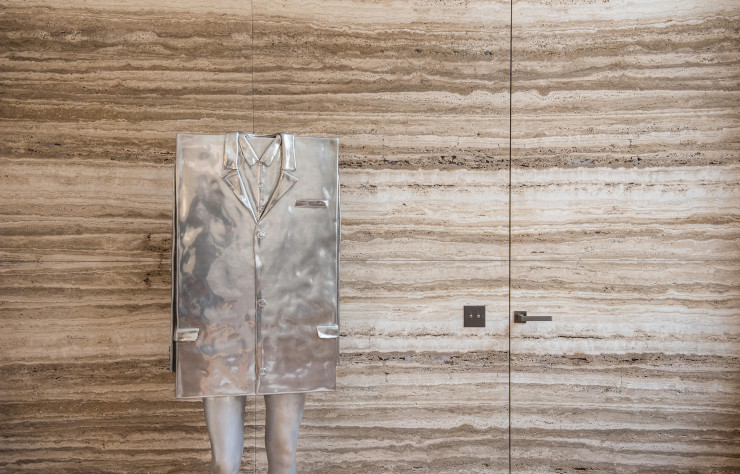 Dans la maison-studio de Pierre Yovanovitch, sculpture d’Erwin Wurm.