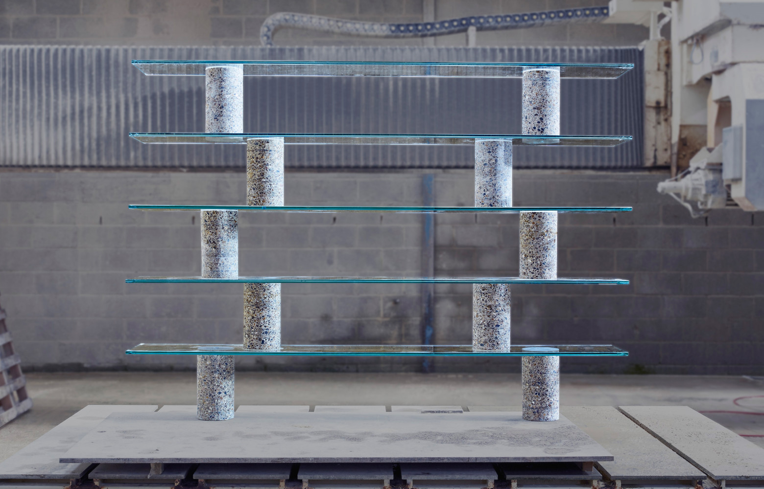 L'étagère, un des premiers meubles réalisés par Paul Cocksedge avec ses carottes…