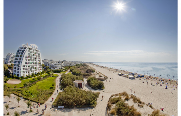 La plage La Grande-Motte et son architecture signée Jean Balladur.