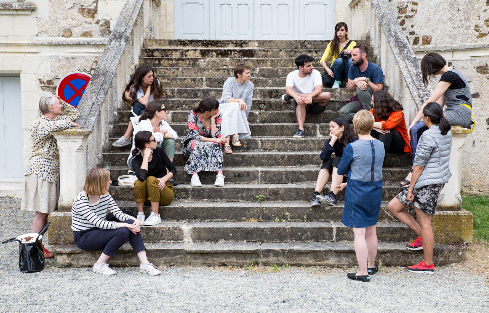 Réunis sur les marches du château, les stagiaires de Petra Blaisse se plongent dans une réflexion autour...