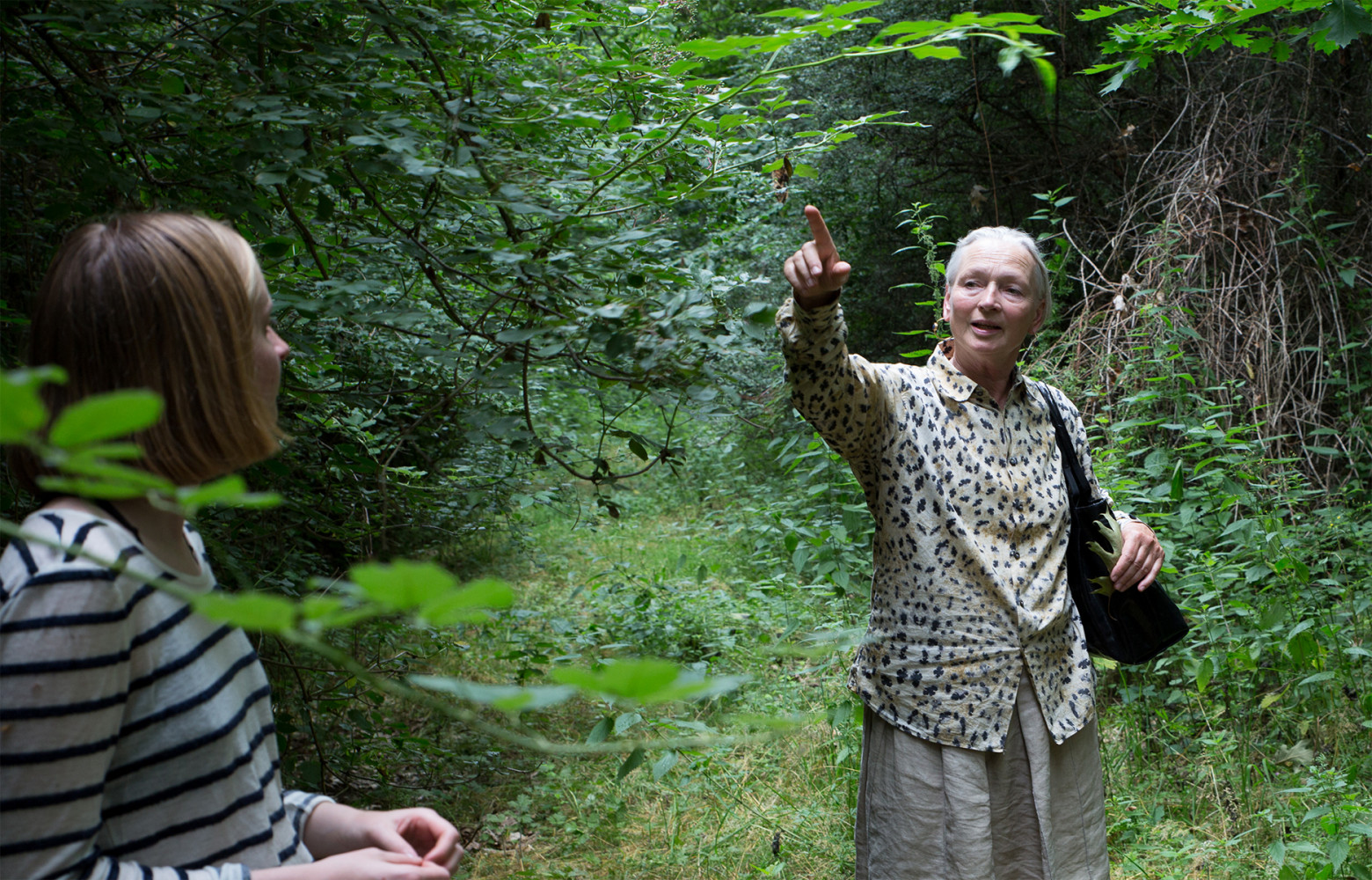 La designer Petra Blaisse s'improvise guide exploratrice du domaine qui ceint le château.