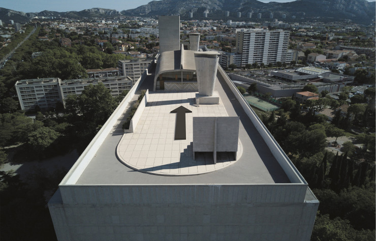 La flèche de 17 mètres de long, vue de haut : cette création inédite de Jean-Pierre Raynaud pour le MaMo pointe l’espace couvert du gymnase où sont exposées des œuvres du plasticien.