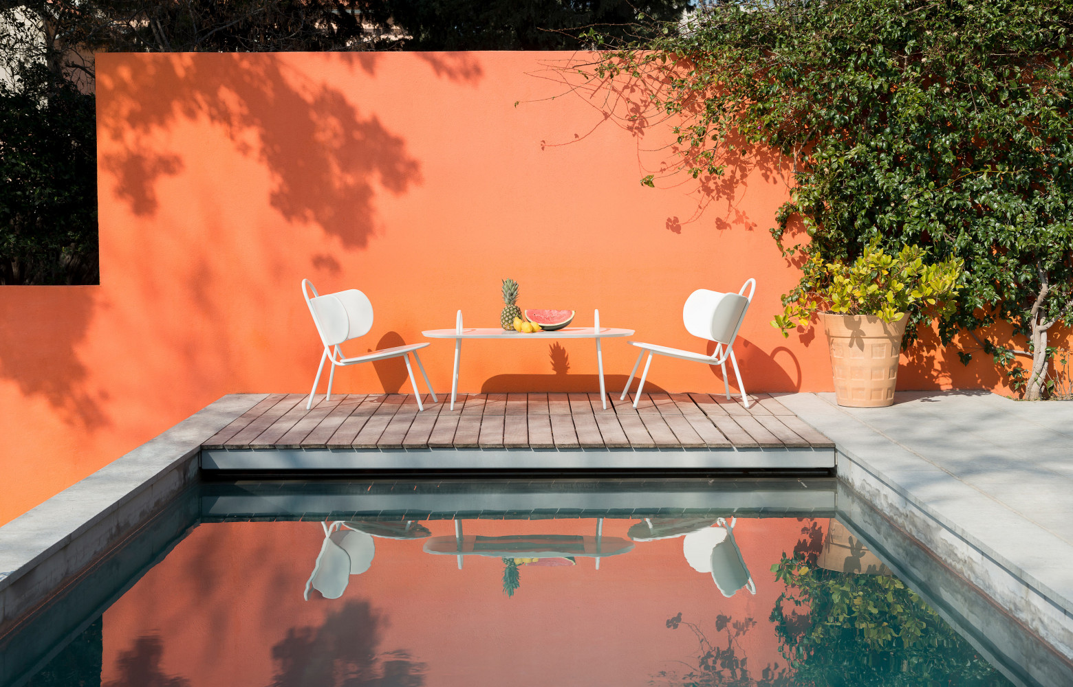 Pour l'été, la collection Swim a été déclinée en version outdoor : un fauteuil, une chaise, une...