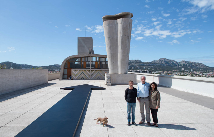 Ora-ïto, Jean-Pierre Raynaud et Sophie Delafontaine (mécène de l’exposition au nom de la marque Longchamp), sur le toit-terrasse de la Cité Radieuse.