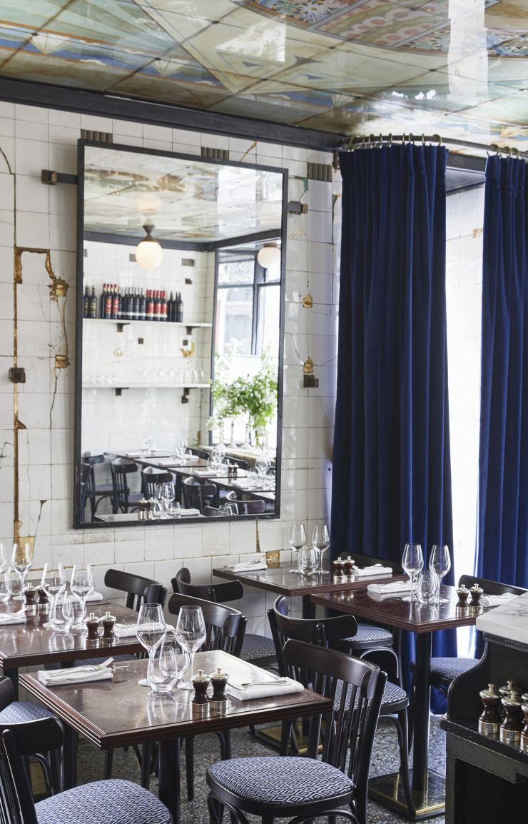 Le nouvel Anahi du tandem Humbert & Poyet met en avant les carreaux de faïence fissurés de cette ancienne boucherie. Les éclats dorés de la décoration précédente ont également été préservés.