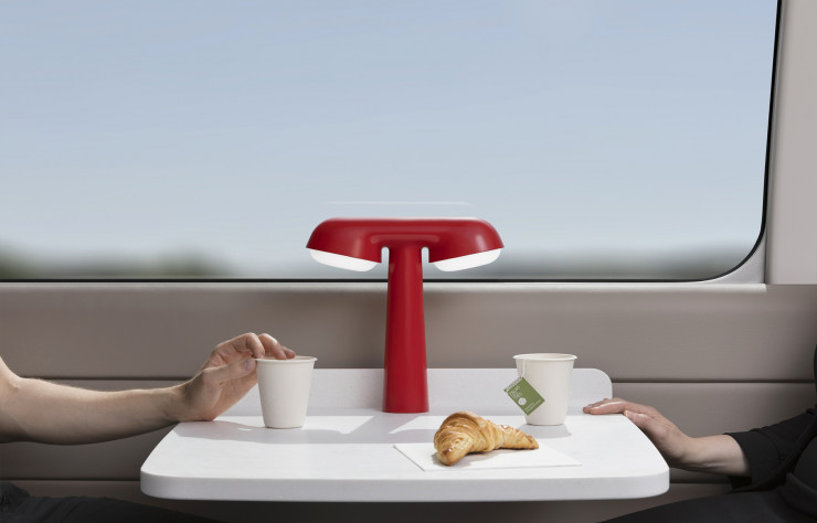 La lampe dans son élément naturel dans un TGV l’Océane.