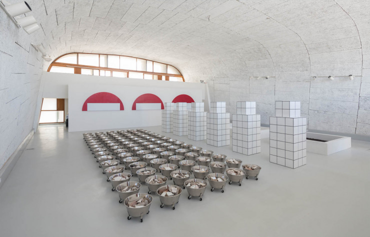 Dans le gymnase, quelques œuvres phares de Jean-Pierre Raynaud : les restes de sa maison qu’il a détruite en 1993, ses Autoportraits aux fameux carreaux de céramique blanche, et les sens interdits, comme autant de réponses à la flèche de la terrasse.