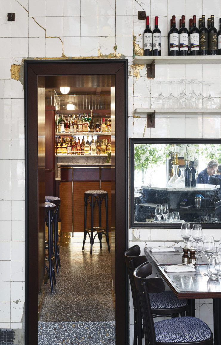 Un étroit passage fait accéder à la toute petite salle de bar à l’atmosphère plus intimiste.