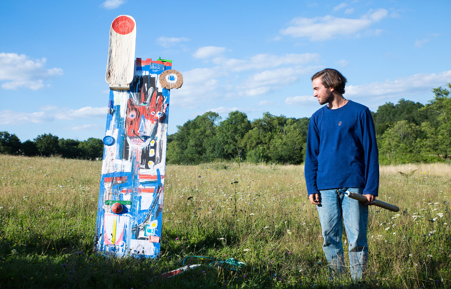 Ce stagiaire a décidé de figurer un personnage imaginaire coloré habitant la savane, accompagné de quelques objets...