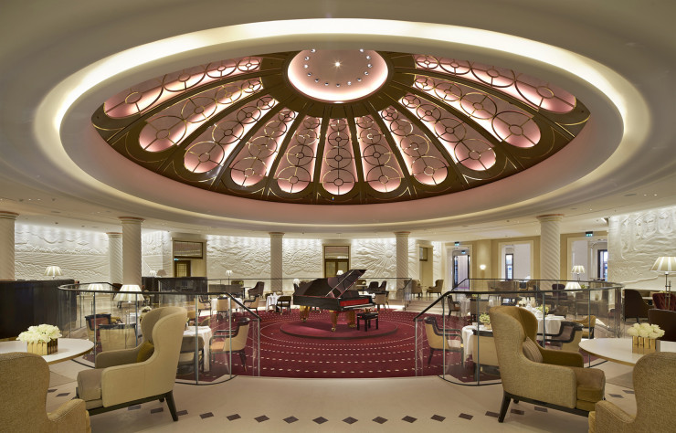 Le lobby de l’hôtel sous la coupole magnifique du Ten Trinity Square.