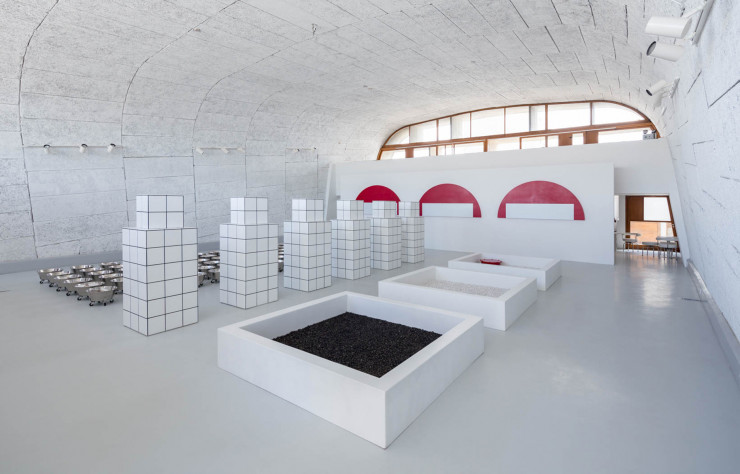 L’installation offre une rétrospective partielle de l’œuvre de Jean-Pierre Raynaud, un échantillon choisi par l’artiste pour le MaMo.