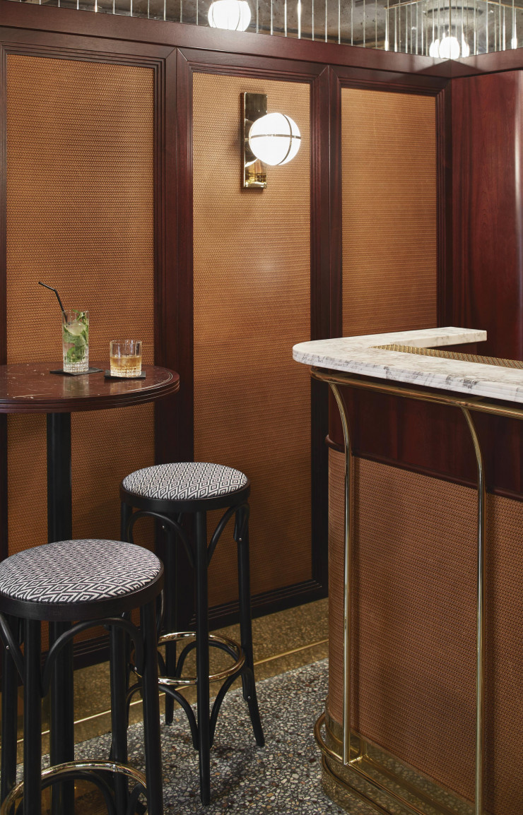 Les appliques en opaline et laiton poli ont été dessinées par Humbert & Poyet.