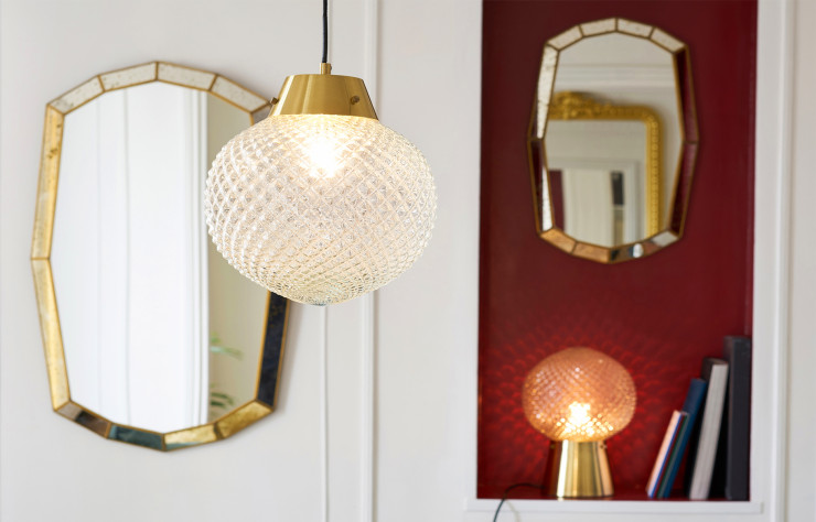 Miroirs disponibles en deux formats, 159,99€ et 99,99€, lampe suspension, 89,99€.