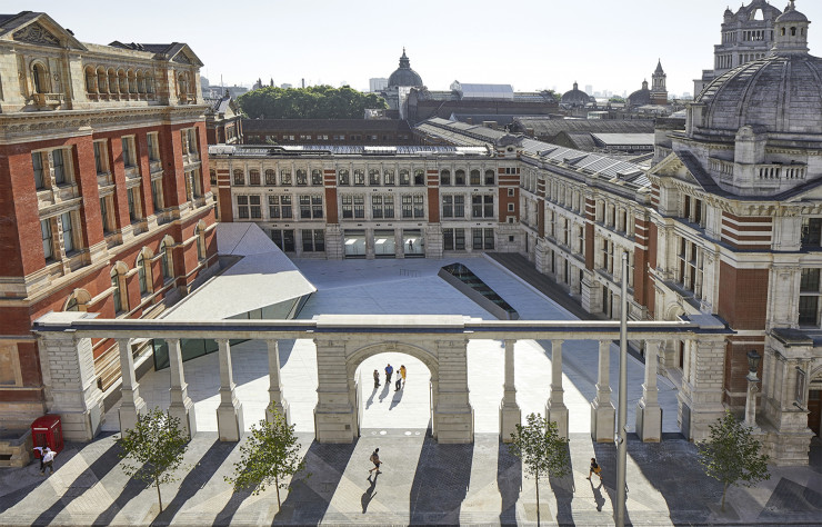 La colonnade qui marque l’entrée dans la cour est désormais décloisonnée et crée un lien entre l’espace du musée et le quartier d’Exhibition Road. Elle permet ainsi d’observer depuis la rue les bâtiments anciens édifiés par l’architecte Aston Webb en 1909.