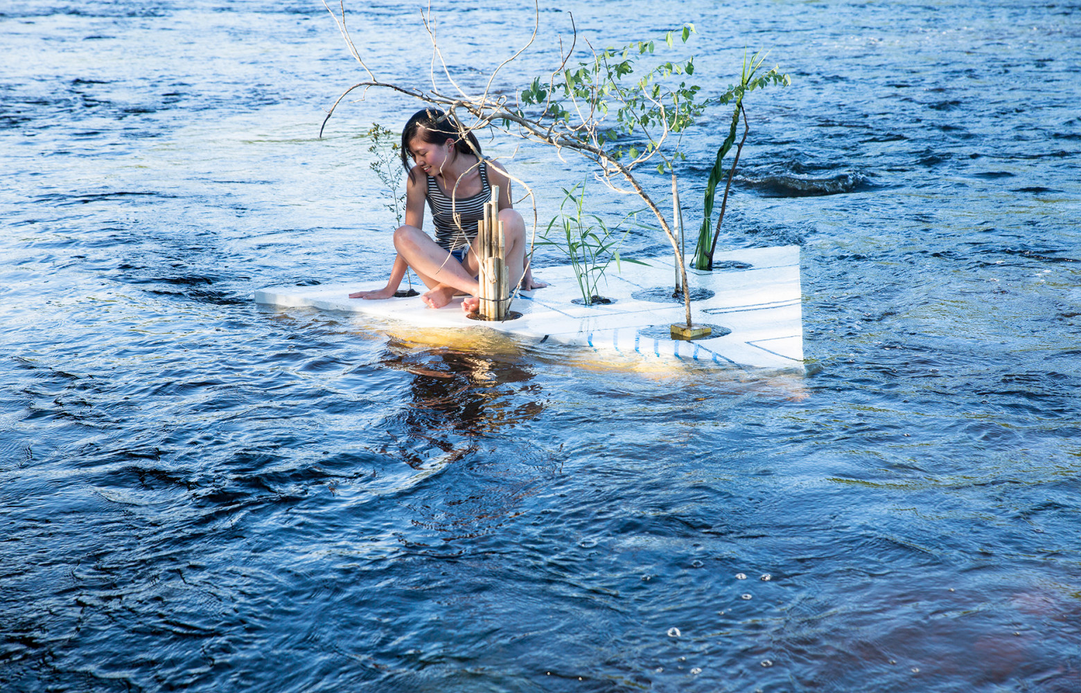 Autre trouvaille : ce radeau minimaliste avec son jardin. Une île flottante pensée comme une extension du...