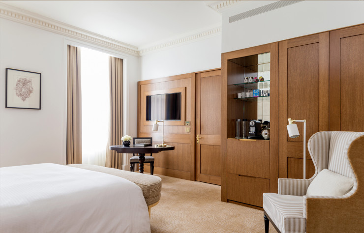 Room Deluxe et ses boiseries chaleureuses.