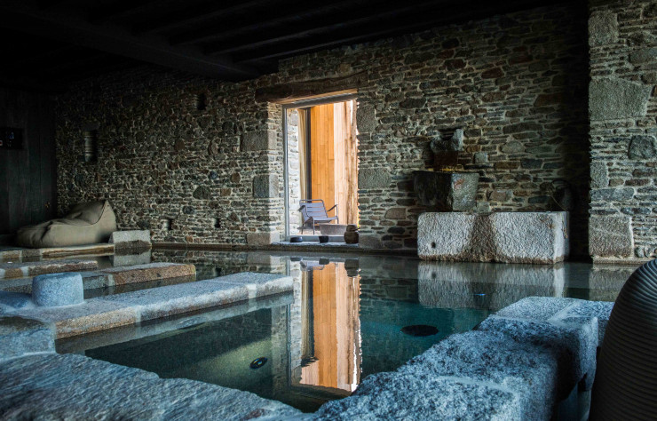 Les bains creusés dans le granit finissent leur course en extérieur, face au Mont Saint-Michel…
