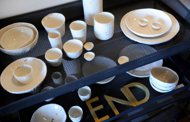 …ce qui n’empêche pas la boutique de proposer une sélection pointue de céramiques.